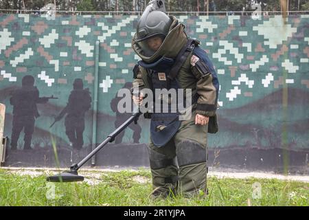 NANNING, CHINE - 16 MAI 2023 - un exploiteur utilise un déméné pour détecter un « champ de terrain » lors d'une formation à l'élimination des explosifs de la police armée populaire à N Banque D'Images