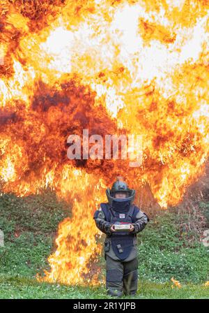 NANNING, CHINE - 16 MAI 2023 - un agent d'élimination des explosifs effectue une formation anti-interférence lors d'une formation professionnelle d'élimination des explosifs o Banque D'Images