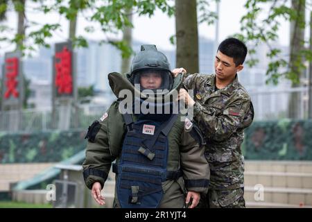NANNING, CHINE - 16 MAI 2023 - des policiers armés portent leurs vêtements lors d'une formation d'élimination des explosifs à Nanning, dans le Guangx, en Chine du Sud Banque D'Images