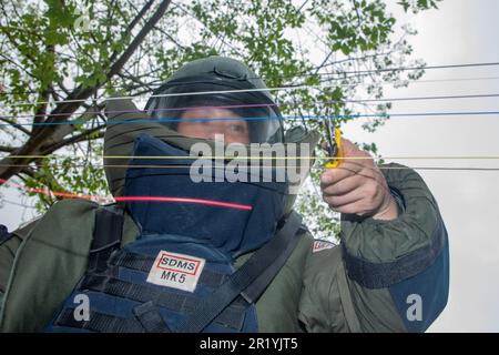 NANNING, CHINE - le 16 MAI 2023 - un agent d'élimination des explosifs dispense une formation de coupe de fil lors d'une formation d'élimination des explosifs pour l'Arme du peuple Banque D'Images