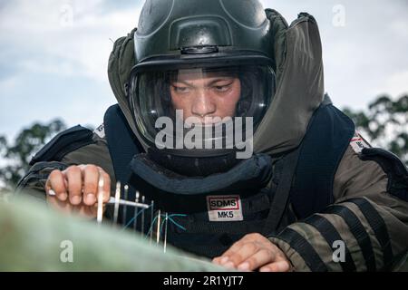 NANNING, CHINE - le 16 MAI 2023 - un agent d'élimination d'explosifs a mis une aiguille en main lors d'une formation d'élimination d'explosifs pour la police armée à Nanning, Banque D'Images
