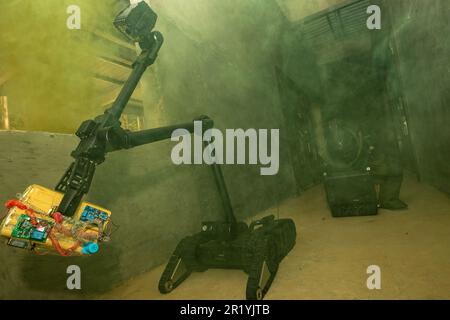 NANNING, CHINE - le 16 MAI 2023 - un robot d'élimination des explosifs fonctionne lors d'une formation d'élimination des explosifs pour la police armée à Nanning, dans le sud du Chin Banque D'Images