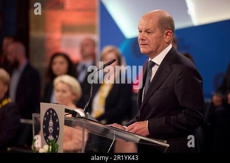 La chancelière allemande OLAF Schotz prononce un discours lors de la cérémonie de remise du Prix Charlemagne international d'Aix-la-Chapelle, à 14 mai 2023, à Aix-la-Chapelle, en Allemagne. Le président ukrainien Volodymyr Zelenskyy et le peuple ukrainien ont reçu le prix pour avoir "lutté pour défendre non seulement la souveraineté de leur pays et la vie de ses citoyens, mais aussi l'Europe et les valeurs européennes". Crédit: Pool photo/Bureau de presse présidentiel ukrainien/Alamy Live News Banque D'Images