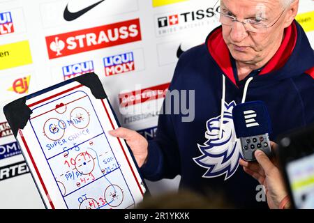 Stade Daugava, Riga. 16th mai 2023. L'entraîneur de l'équipe tchèque Kari Jalonen parle avec les médias dans le cadre du Championnat du monde de hockey sur glace de l'IIHF à l'arène de Daugava, Riga, Lettonie, 16 mai 2023. Crédit : David Tanecek/CTK photo/Alay Live News Banque D'Images