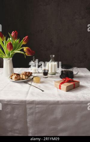 Petit déjeuner sur la table avec tulipes à la fenêtre Banque D'Images