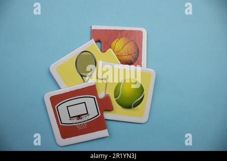 Casse-têtes d'information placés sur un fond bleu. Tennis, basket-ball. Banque D'Images