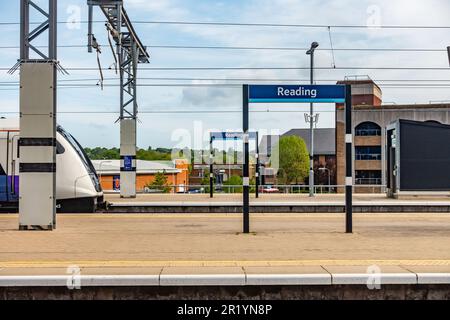 Un train de métro Elizabeth Line de Londres s'élève et attend à la plate-forme de la gare de Reading. Banque D'Images