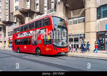 Un bus rouge emblématique numéro 176 s'est arrêté à un arrêt de buste sur Great Russel Street, Londres, Royaume-Uni Banque D'Images