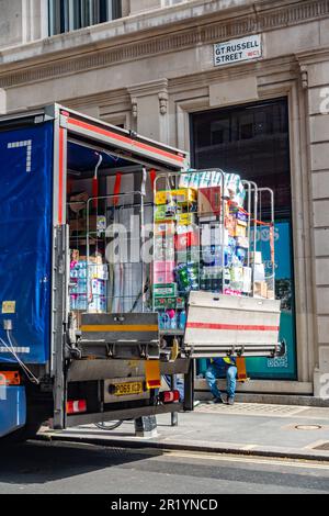 Les marchandises sont déchargées de l'arrière d'un camion sur Great Russel Street pour réapprovisionner un magasin local. Banque D'Images