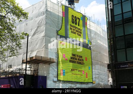 Londres, Royaume-Uni. 16 mai 2023. Une œuvre d'art géante composée de 687 gilets hauts faits a été érigée dans le centre de Londres, pour commémorer le nombre moyen de gens de métier qui perdent leur vie au suicide chaque année. La fresque de 12 mètres de haut, située juste à côté de Charing Cross Road, au cœur du West End de Londres, a été créée pour marquer la semaine de sensibilisation à la santé mentale, qui a débuté lundi, à 15 mai. L’affichage du West End, portant les mots « temps pour donner une meilleure visibilité à la santé mentale ». Il a été dévoilé par IronmongeryDirect et ElectricalDirect. Credit: Waldemar Sikora/Alay Live News Banque D'Images