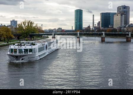 FRANCFORT, ALLEMAGNE, NOVEMBRE 24 : bateau de touristes sur le main à Francfort, Allemagne sur 24 novembre 2013. Francfort est le plus grand financier Banque D'Images