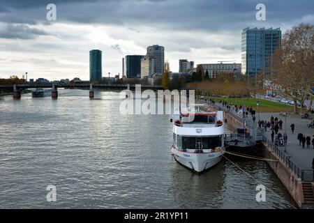 FRANCFORT, ALLEMAGNE, NOVEMBRE 24: Touristes à la rivière main à Francfort, Allemagne sur 24 novembre 2013. Francfort est le plus grand centre financier de Banque D'Images