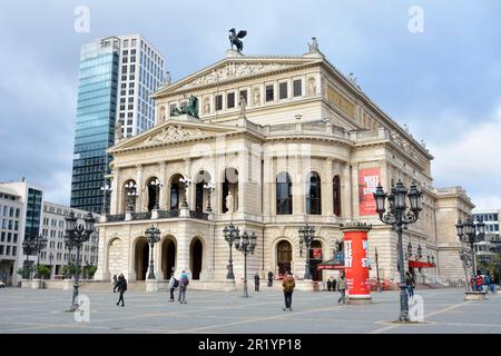 FRANCFORT, ALLEMAGNE, NOVEMBRE 24: Touristes à l'ancien opéra de Francfort, Allemagne sur 24 novembre 2013. L'opéra a été reconstruit en 70s Banque D'Images