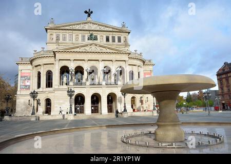 FRANCFORT, ALLEMAGNE, NOVEMBRE 24: Touristes à l'ancien opéra de Francfort, Allemagne sur 24 novembre 2013. L'opéra a été reconstruit en 70s Banque D'Images