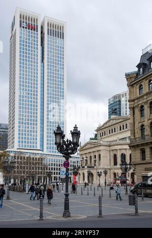 FRANCFORT, ALLEMAGNE, NOVEMBRE 24: Touristes à l'opéra-tour de Francfort, Allemagne sur 24 novembre 2013. La tour de l'opéra mesure 170 mètres de haut sur 43 étages Banque D'Images