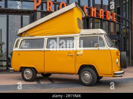 Scheveningen, pays-Bas, 14.05.2023, fourgonnette Vintage Volkswagen Camper à partir de 1976 de couleur orange au salon automobile classique d'Aircooler Banque D'Images