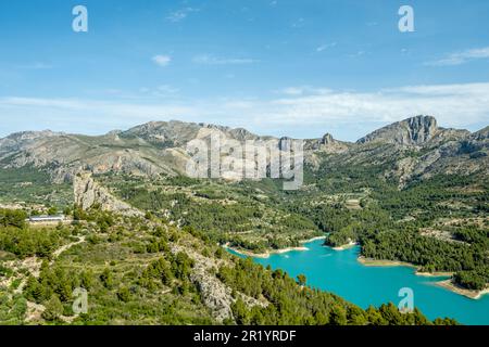 Vue panoramique sur le réservoir de Guadalest et les montagnes de la Sierra de Serrella. Guadalest est est l'un des plus beaux villages d'Espagne dans la province d'Alicante Banque D'Images