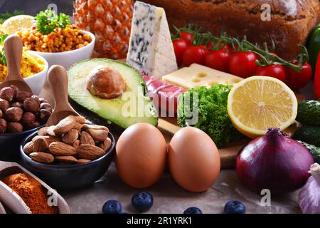 Composition avec assortiment de produits alimentaires sur la table de cuisine Banque D'Images