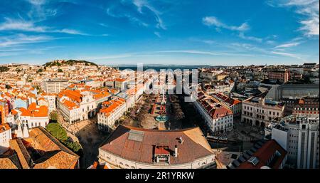 Vue aérienne par drone de la place Rossio, avec le Tage en arrière-plan dans le quartier Baixa de Lisbonne, Portugal, y compris les principaux monuments Banque D'Images