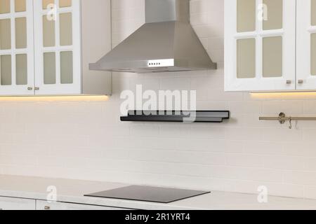 Hotte et mobilier modernes dans la cuisine Banque D'Images