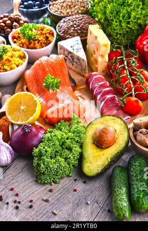 Composition avec assortiment de produits alimentaires sur la table de cuisine Banque D'Images