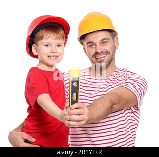 Père et fils en casques de sécurité tenant le niveau de bulle sur fond blanc. Travaux de réparation Banque D'Images