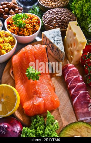 Composition avec assortiment de produits alimentaires sur la table de cuisine Banque D'Images