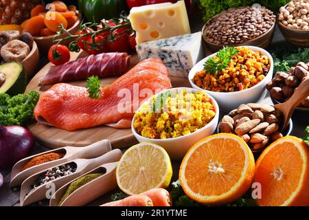 Composition avec assortiment de produits alimentaires sur la table de cuisine Banque D'Images