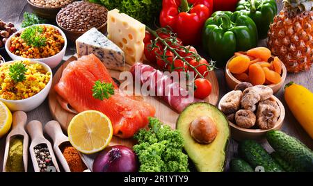 Composition avec assortiment de produits alimentaires sur la table de cuisine Banque D'Images