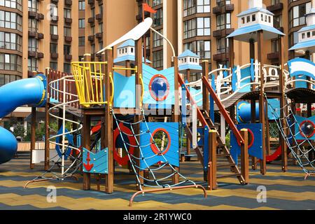 Aire de jeux pour enfants en plein air dans un quartier résidentiel Banque D'Images