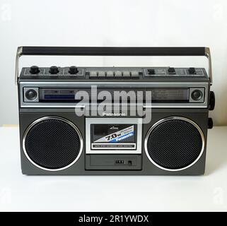 En 1980s, ce type de magnétophone était populaire, et le plus grand le mieux. Un nom populaire pour l'appareil était le blaster ghetto. Voici un magnétophone stéréo Panasonic pour cassettes et radio sur une image du 1980s. BV72-7 Banque D'Images