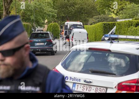 Lasne, Belgique. 16th mai 2023. La voiture accusée et la voiture de la victime arrivent pour la reconstruction dans l'affaire du meurtre de la baronne Ullens, mardi 16 mai 2023. La baronne Myriam 'mimi' Ullens de Schooten Whetnall, âgée de 70 ans, a été tuée à l'extérieur de sa maison au chemin du bon-Air à Ohain, Lasne, Brabant wallon, Last 29 mars. Elle était dans une voiture avec son mari qui a été signalé blessé mais a survécu à l'attaque. Steson Nicolas avoua le tir. BELGA PHOTO NICOLAS MATERLINCK crédit: Belga News Agency/Alay Live News Banque D'Images