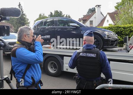 Lasne, Belgique. 16th mai 2023. La voiture des victimes arrive pour la reconstruction dans le cas du meurtre de la baronne Ullens, mardi 16 mai 2023. La baronne Myriam 'mimi' Ullens de Schooten Whetnall, âgée de 70 ans, a été tuée à l'extérieur de sa maison au chemin du bon-Air à Ohain, Lasne, Brabant wallon, Last 29 mars. Elle était dans une voiture avec son mari qui a été signalé blessé mais a survécu à l'attaque. Steson Nicolas avoua le tir. BELGA PHOTO NICOLAS MATERLINCK crédit: Belga News Agency/Alay Live News Banque D'Images