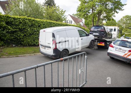 Lasne, Belgique. 16th mai 2023. La voiture accusée et la voiture de la victime arrivent pour la reconstruction dans l'affaire du meurtre de la baronne Ullens, mardi 16 mai 2023. La baronne Myriam 'mimi' Ullens de Schooten Whetnall, âgée de 70 ans, a été tuée à l'extérieur de sa maison au chemin du bon-Air à Ohain, Lasne, Brabant wallon, Last 29 mars. Elle était dans une voiture avec son mari qui a été signalé blessé mais a survécu à l'attaque. Steson Nicolas avoua le tir. BELGA PHOTO NICOLAS MATERLINCK crédit: Belga News Agency/Alay Live News Banque D'Images