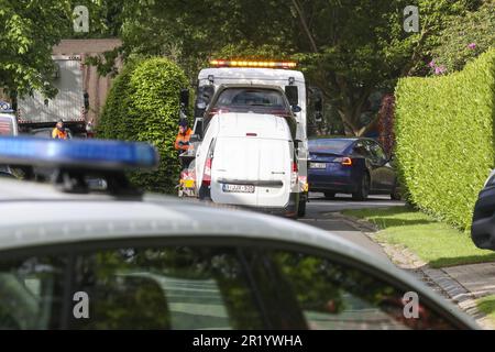 Lasne, Belgique. 16th mai 2023. La voiture accusée et la voiture des victimes arrivent pour la reconstruction dans l'affaire du meurtre de la baronne Ullens, mardi 16 mai 2023. La baronne Myriam 'mimi' Ullens de Schooten Whetnall, âgée de 70 ans, a été tuée à l'extérieur de sa maison au chemin du bon-Air à Ohain, Lasne, Brabant wallon, Last 29 mars. Elle était dans une voiture avec son mari qui a été signalé blessé mais a survécu à l'attaque. Steson Nicolas avoua le tir. BELGA PHOTO NICOLAS MATERLINCK crédit: Belga News Agency/Alay Live News Banque D'Images