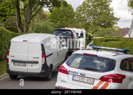 Lasne, Belgique. 16th mai 2023. La voiture accusée et la voiture de la victime arrivent pour la reconstruction dans l'affaire du meurtre de la baronne Ullens, mardi 16 mai 2023. La baronne Myriam 'mimi' Ullens de Schooten Whetnall, âgée de 70 ans, a été tuée à l'extérieur de sa maison au chemin du bon-Air à Ohain, Lasne, Brabant wallon, Last 29 mars. Elle était dans une voiture avec son mari qui a été signalé blessé mais a survécu à l'attaque. Steson Nicolas avoua le tir. BELGA PHOTO NICOLAS MATERLINCK crédit: Belga News Agency/Alay Live News Banque D'Images