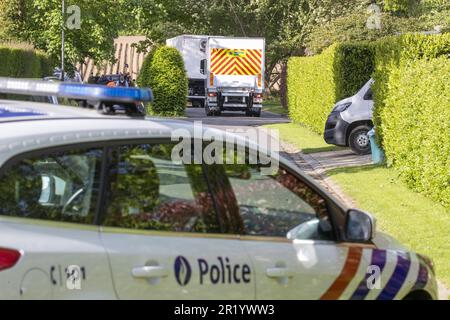 Lasne, Belgique. 16th mai 2023. Des camions de protection civile arrivent à la reconstruction dans l'affaire du meurtre de la baronne Ullens, mardi 16 mai 2023. La baronne Myriam 'mimi' Ullens de Schooten Whetnall, âgée de 70 ans, a été tuée à l'extérieur de sa maison au chemin du bon-Air à Ohain, Lasne, Brabant wallon, Last 29 mars. Elle était dans une voiture avec son mari qui a été signalé blessé mais a survécu à l'attaque. Steson Nicolas avoua le tir. BELGA PHOTO NICOLAS MATERLINCK crédit: Belga News Agency/Alay Live News Banque D'Images