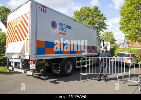 Lasne, Belgique. 16th mai 2023. Des camions de protection civile arrivent à la reconstruction dans l'affaire du meurtre de la baronne Ullens, mardi 16 mai 2023. La baronne Myriam 'mimi' Ullens de Schooten Whetnall, âgée de 70 ans, a été tuée à l'extérieur de sa maison au chemin du bon-Air à Ohain, Lasne, Brabant wallon, Last 29 mars. Elle était dans une voiture avec son mari qui a été signalé blessé mais a survécu à l'attaque. Steson Nicolas avoua le tir. BELGA PHOTO NICOLAS MATERLINCK crédit: Belga News Agency/Alay Live News Banque D'Images