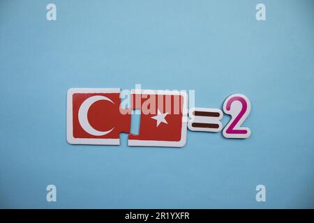 Opération mathématique avec des puzzles éducatifs placés sur un fond bleu. collection, deux Banque D'Images