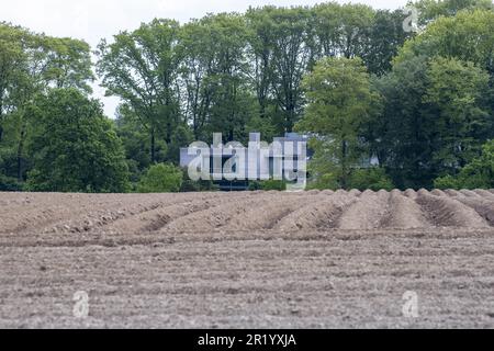 Lasne, Belgique. 16th mai 2023. Maison du baron Ullens photographiée pendant la reconstruction dans le cas du meurtre de la baronne Ullens, mardi 16 mai 2023. La baronne Myriam 'mimi' Ullens de Schooten Whetnall, âgée de 70 ans, a été tuée à l'extérieur de sa maison au chemin du bon-Air à Ohain, Lasne, Brabant wallon, Last 29 mars. Elle était dans une voiture avec son mari qui a été signalé blessé mais a survécu à l'attaque. Steson Nicolas avoua le tir. BELGA PHOTO NICOLAS MATERLINCK crédit: Belga News Agency/Alay Live News Banque D'Images