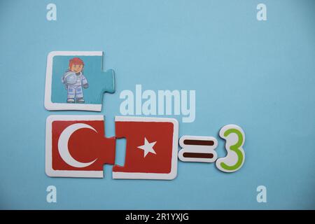 Opération mathématique avec des puzzles éducatifs placés sur un fond bleu. collection, trois Banque D'Images