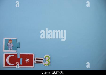 Opération mathématique avec des puzzles éducatifs placés sur le bord de l'arrière-plan bleu. collection, trois Banque D'Images