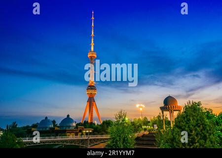 Tour de Télévision de Tachkent vu depuis le parc au Mémorial des Victimes de la répression à Tachkent, Ouzbékistan Banque D'Images