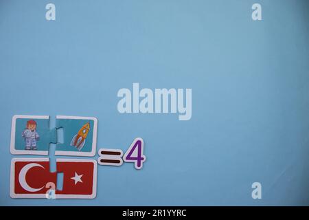Opération mathématique avec des puzzles éducatifs placés sur le bord de l'arrière-plan bleu. collection, quatre Banque D'Images