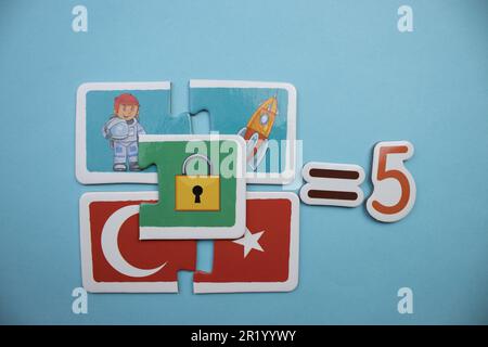 Opération mathématique avec des puzzles éducatifs placés sur un fond bleu. collection, cinq Banque D'Images