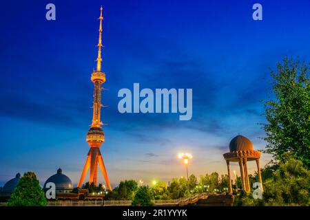 Tour de Télévision de Tachkent vu depuis le parc au Mémorial des Victimes de la répression à Tachkent, Ouzbékistan Banque D'Images