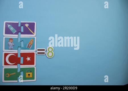 Opération mathématique avec des puzzles éducatifs placés sur un fond bleu. collection, 8 Banque D'Images