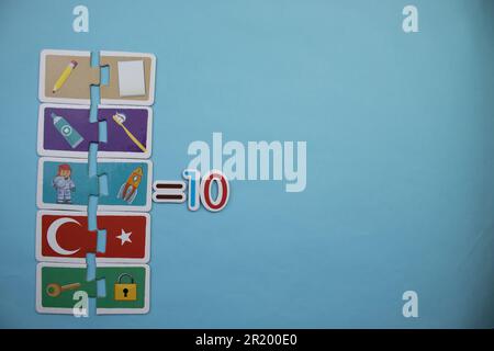 Opération mathématique avec des puzzles éducatifs placés sur un fond bleu. collection, dix Banque D'Images