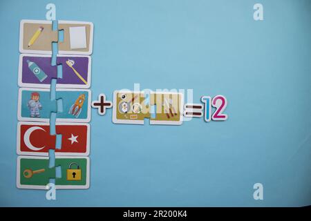 Opération mathématique avec des puzzles éducatifs placés sur un fond bleu. collection, douze Banque D'Images