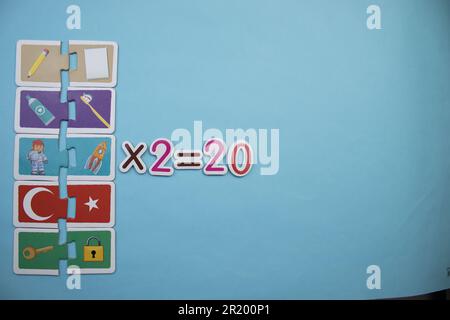 Opération mathématique avec des puzzles éducatifs placés sur un fond bleu. Multiplication, deux Banque D'Images